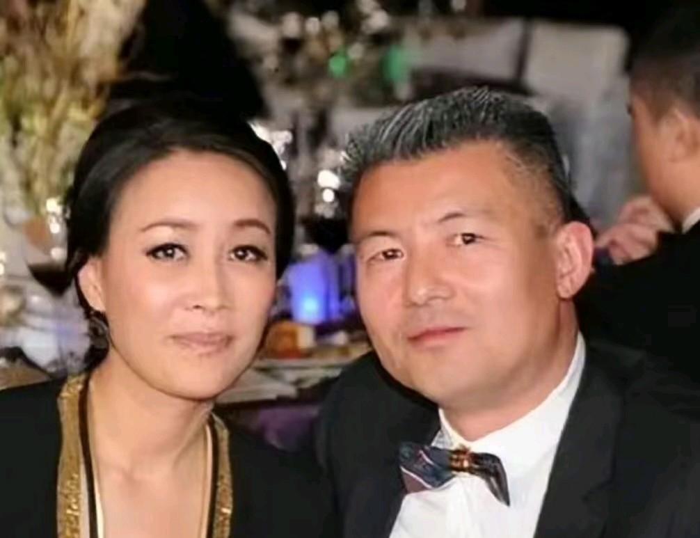 那英婚姻亮红灯？老公孟桐趁她不在与美女亲密依偎，并带回那英家。不过，那英老公否