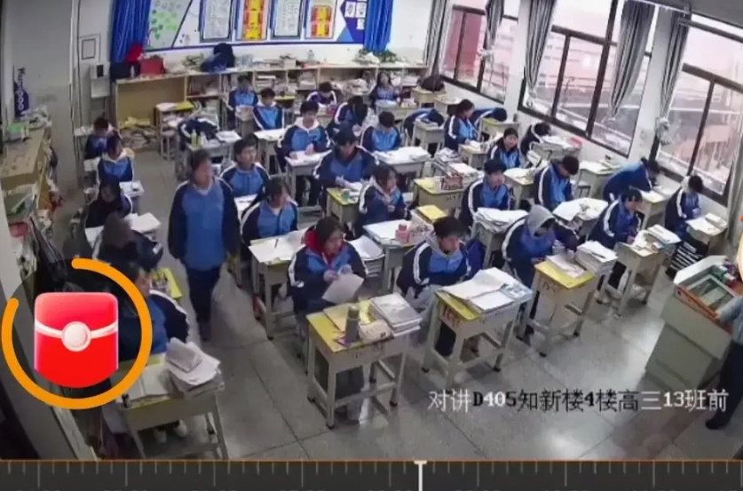 课堂上，女老师正在给同学们上课。突然坐在后面倒数第二排的女生，发现老师有点不