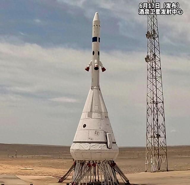 想象一下两艘最顶级的太空飞船，一艘线条流畅得像未来概念图，另一艘头顶却戴着个尖尖