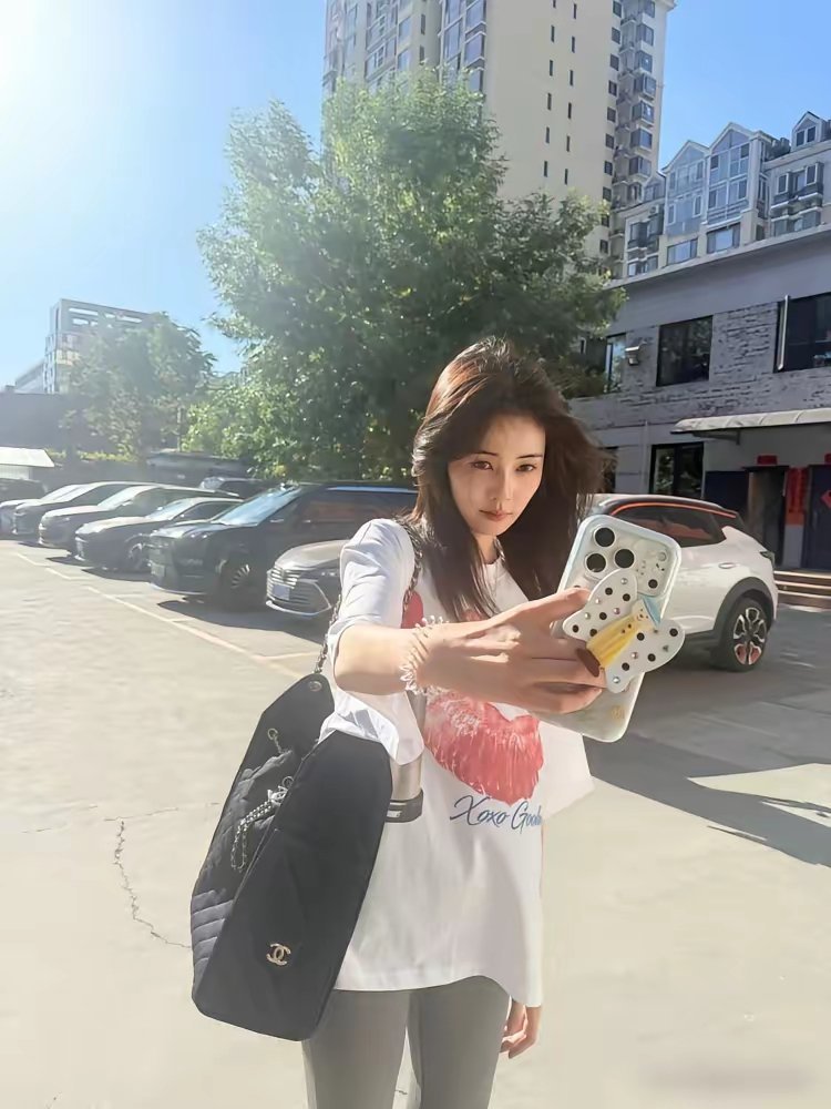 怜爱白鹿卢昱晓公司一半收入靠她，老板却不谈续约，只说量子纠缠。白鹿，被吹是欢娱一