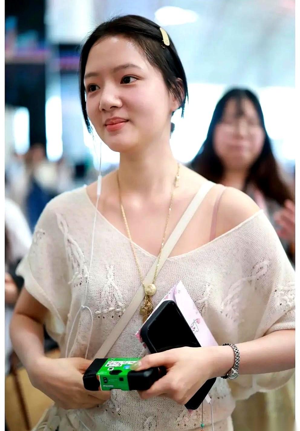 一条热评死死钉在任敏的照片下：“快去动动鼻子吧，简直是女版王祖蓝。”下一秒，无