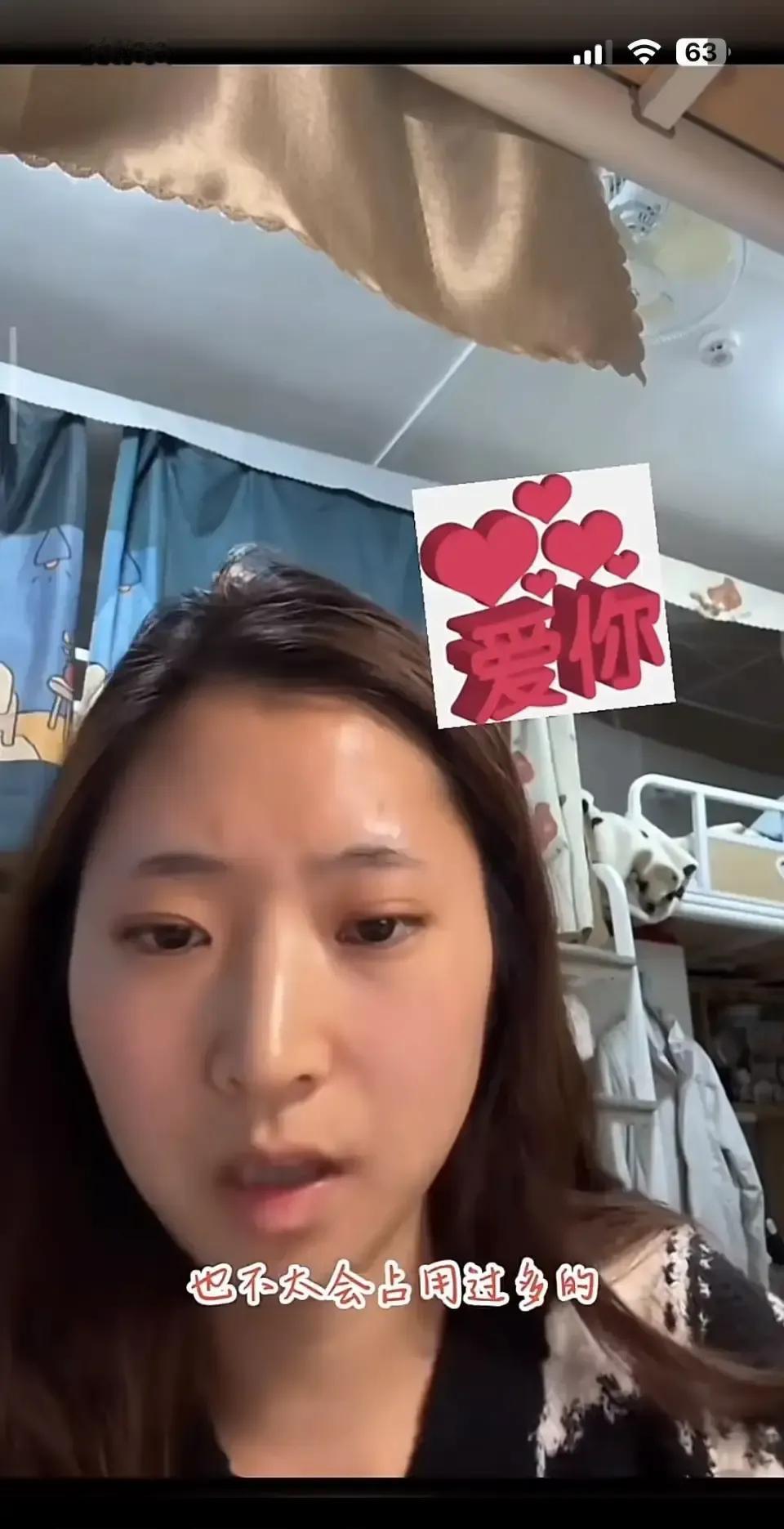 罗大美妹妹回学校上课，跟同学说只想快点毕业挣钱，家里已经撑不住了。哥哥被熟人绑