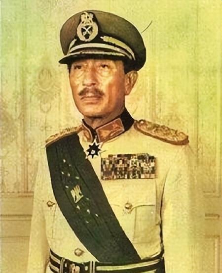 1981年埃及总统萨达特阅兵现场遭枪击身中34枪，临终瞬间他说出了不可思议的话！