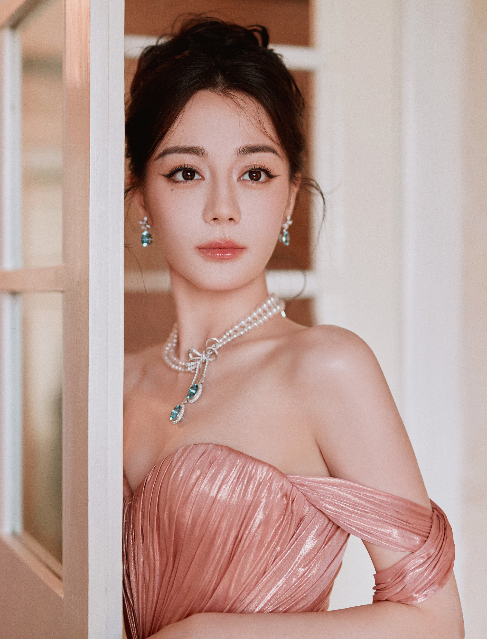 迪丽热巴抹胸裙妆造，魅力舒展，大气迷人​​​