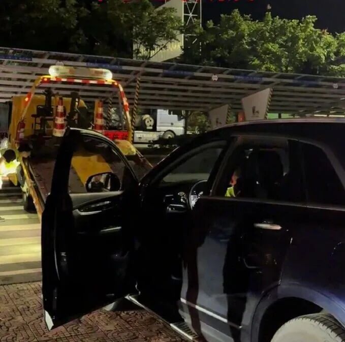 距加油站仅20米燃油耗尽, 车主手动灌油求助遭拒