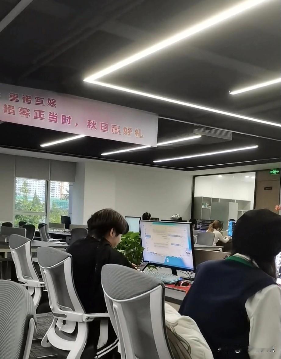 今一口气安排了三个后端研发工程师的复试，部门负责人觉得有两个候选人不相上下：一个