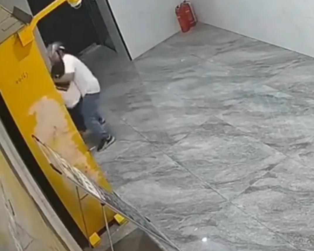 浙江东阳一男子在公寓电梯旁强行猥亵女子，男子已经被当地捉到。从当时的视频看看，