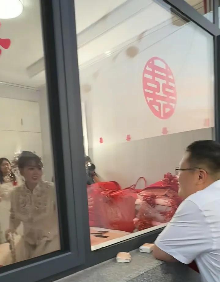 河北婚礼，堵门一小时，新郎无奈：我去上个厕所！六月二十一日，河北一场婚礼