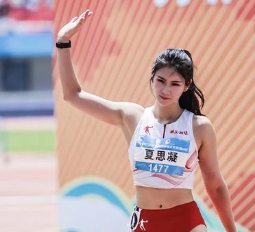 中国跨栏界两大美女吴艳妮和夏思凝我无法做出选择，请同志们帮帮我这是她们俩的