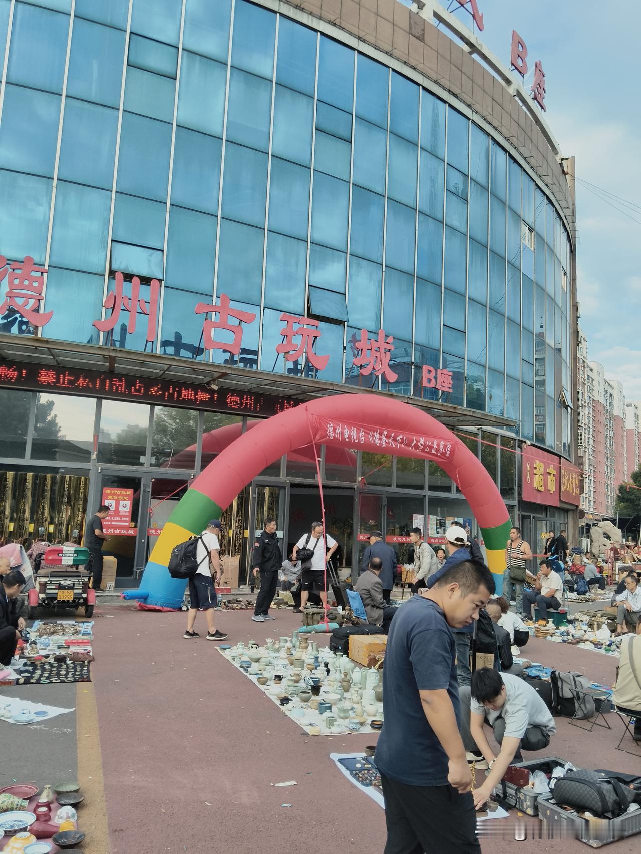 吃完羊肠子，逛古玩市场。走了一圈，卖东西的比，逛的人多。各种瓷器，石头，仿古玉