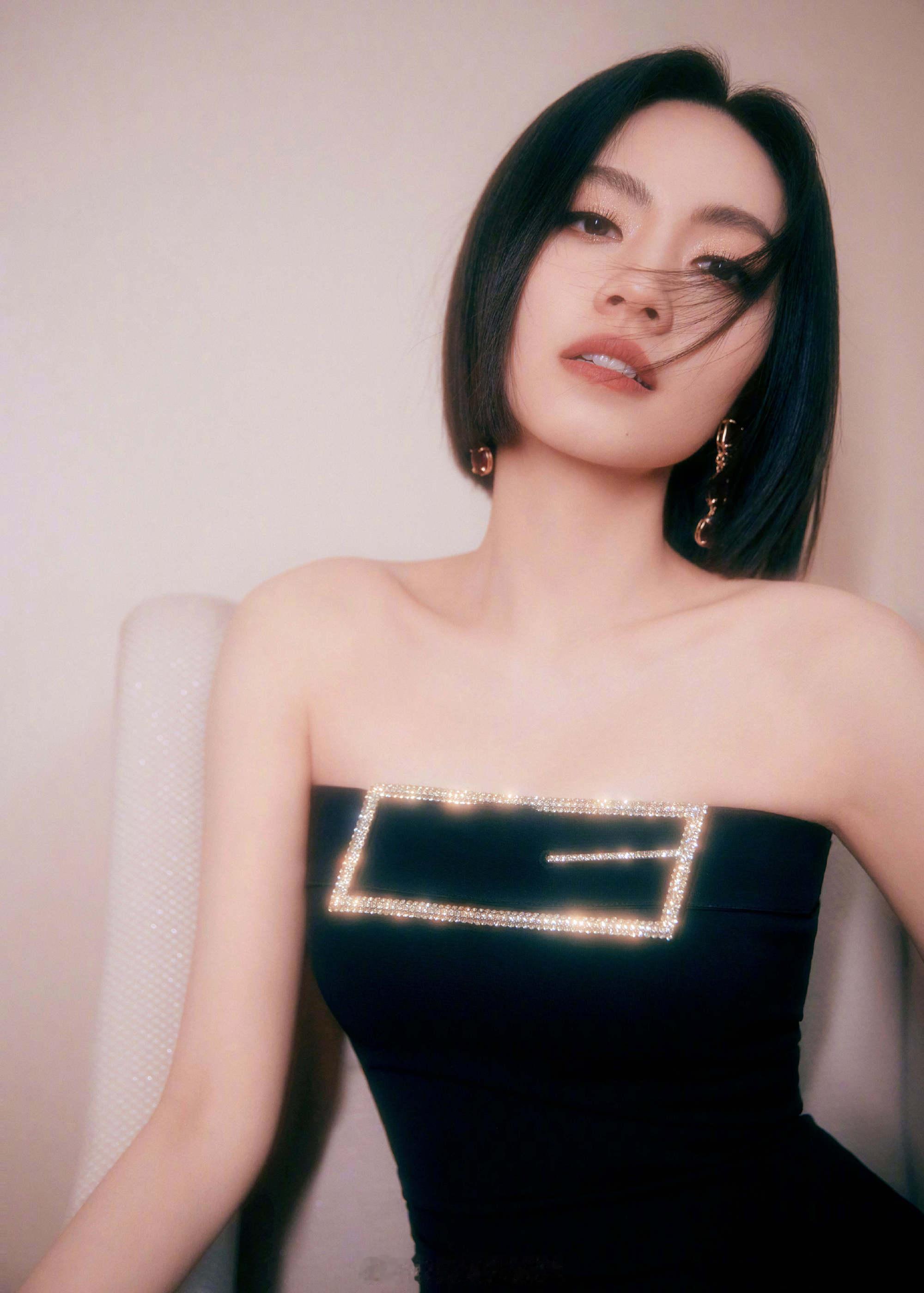 刘惜君短发黑色抹胸裙