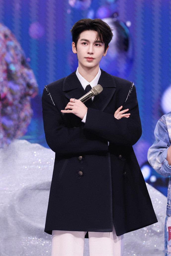 张凌赫张凌赫腿好细你好星期六张凌赫=时尚永动机！这优越的身材比例，谁看