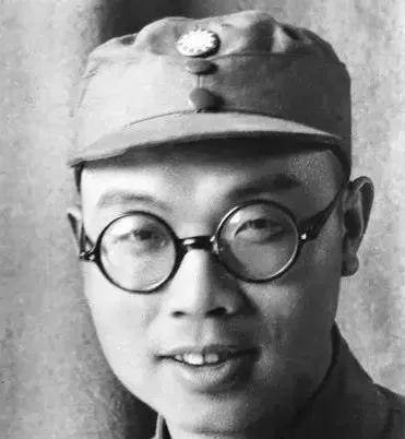 1941年，他身中4弹，在冰冷的江中被救出来，掏出七块大洋，之后举枪自尽，临死前