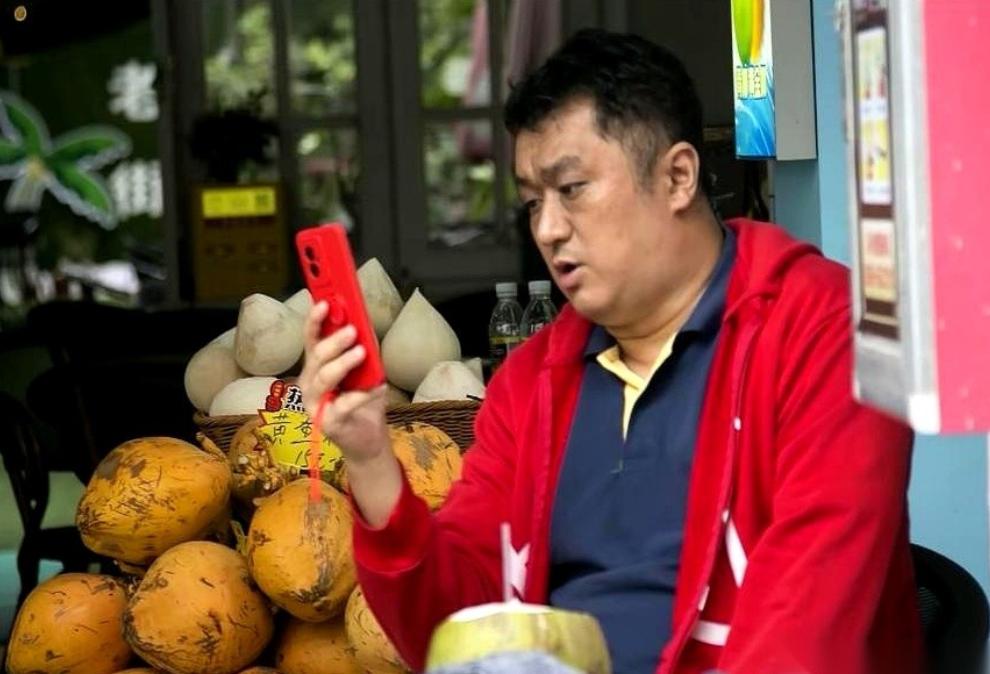 刷到个视频，有点恍如隔世。上海交大的博士，现在在海口街边一个小破店里直播。