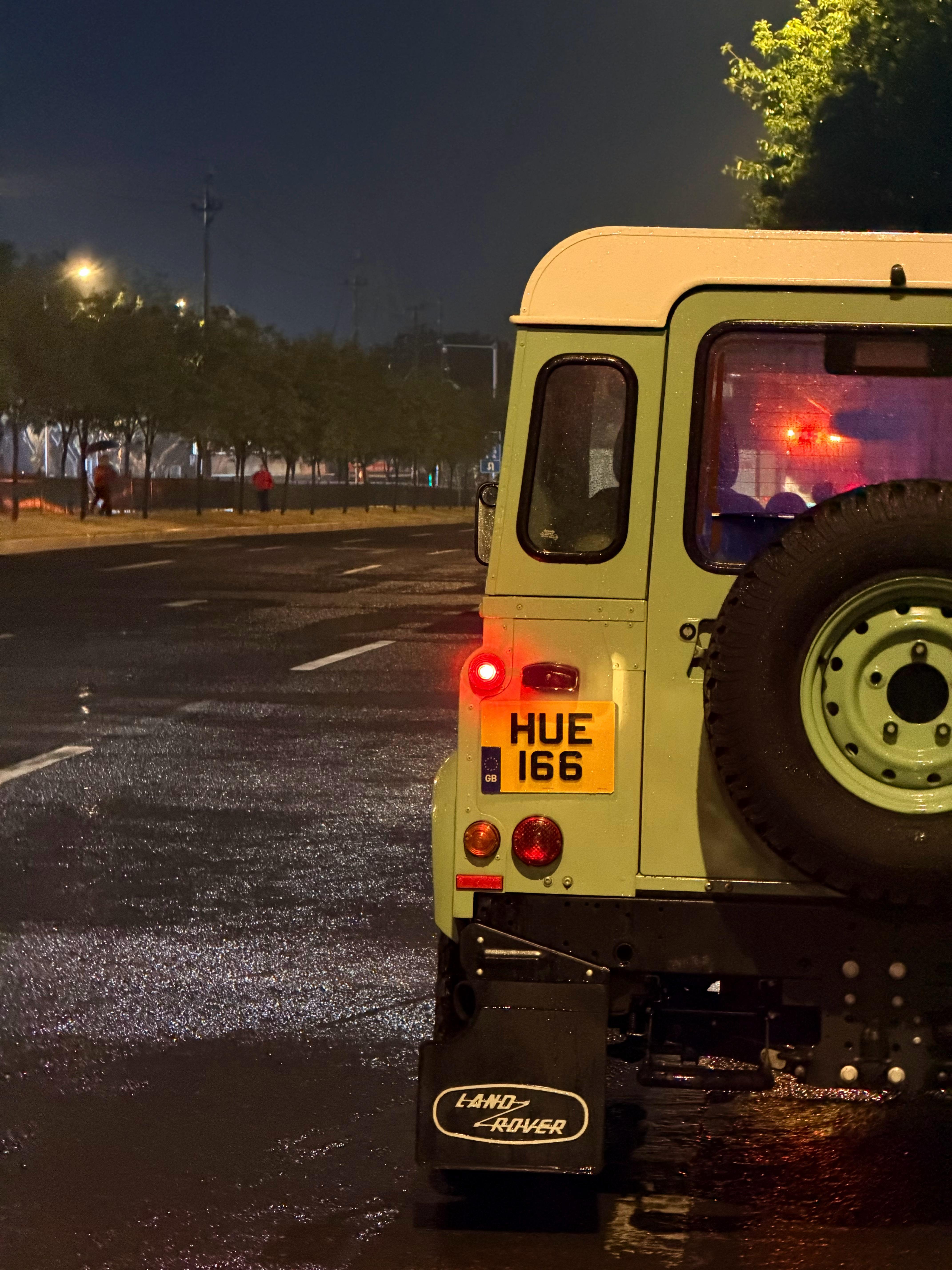 一个失去睡眠的早上，一台湿漉漉的老卫士，一首雨夜曼彻斯特，回英国了这是广州