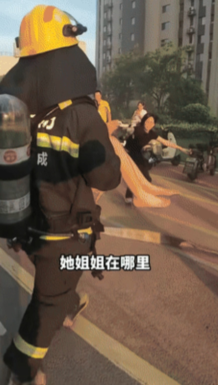 看哭了！”山东聊城，一小区高层起火，妈妈跪地哭求消防员，当2个孩子得救后，不料，
