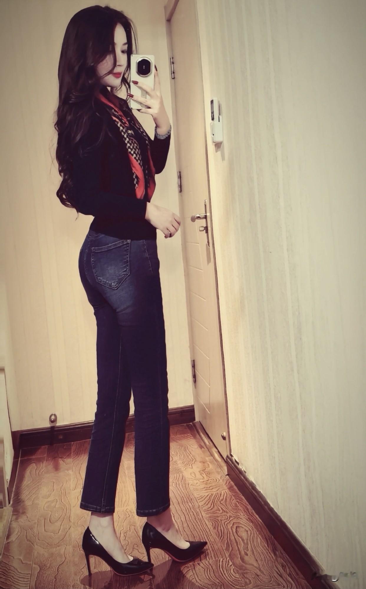 分享甜美小姐姐随手拍优雅自拍，红唇黑裙，高跟鞋，镜中自我
