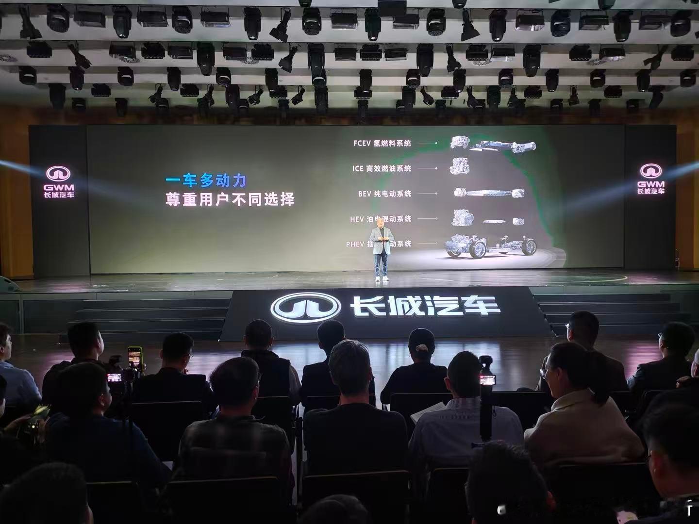 长城今晚发布全新的平台「归元」。说实话，归元的定位比之前想象的还要更大——穆峰在