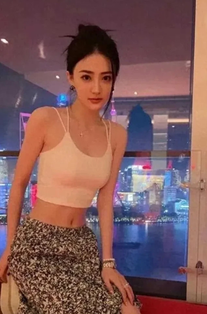不怪那么多人想娶她，确实肥得可爱。[大笑][大笑][大笑]