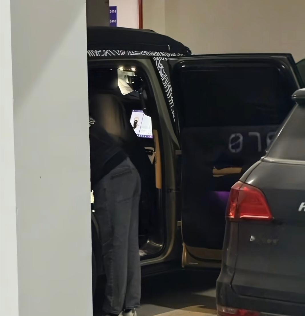 小米YU9的内饰、车门首次曝光！这是测试人员在打开车门的时候，被旁边的人给拍到