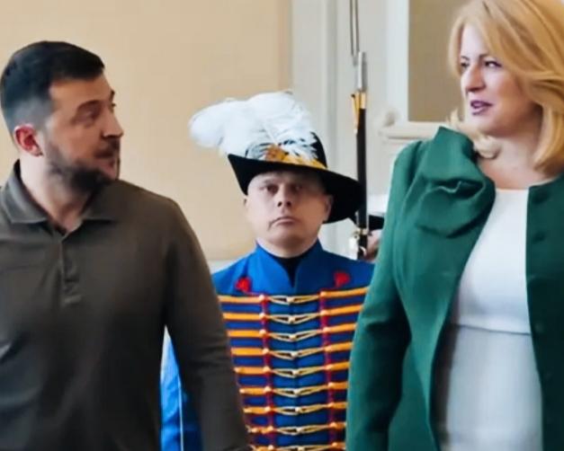 斯洛伐克前总统苏珊娜看泽连斯基的眼神是什么意思呢？苏珊娜这眼神是不是很犀利啊？