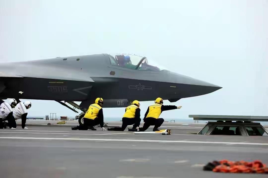福建舰：福特老兄，看我弹射起飞一架空警-600。福特号：小样，看把你能的，我有