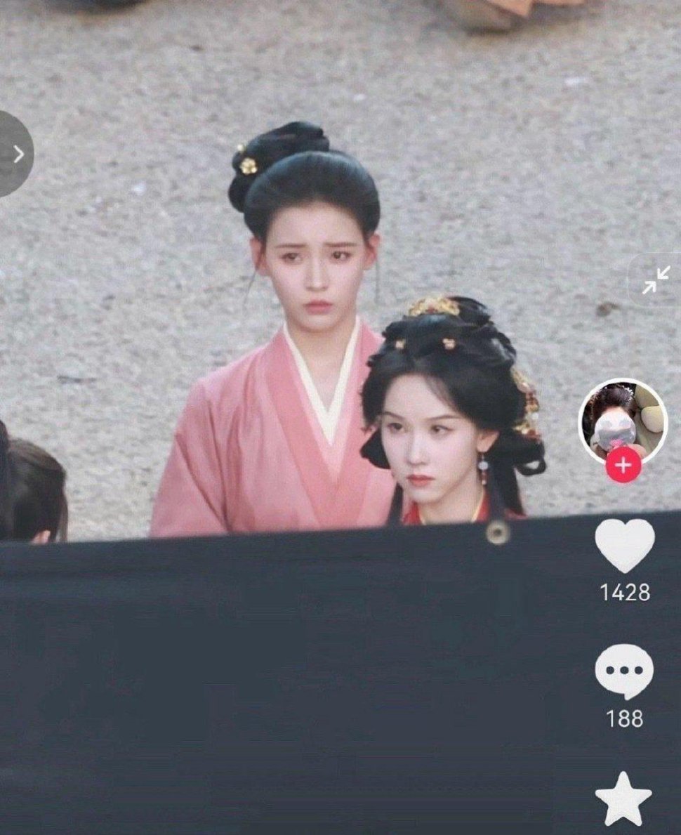 有人知道这个演丫鬟的是谁吗？天呐！在陈都灵旁边也不逊色，好美啊…