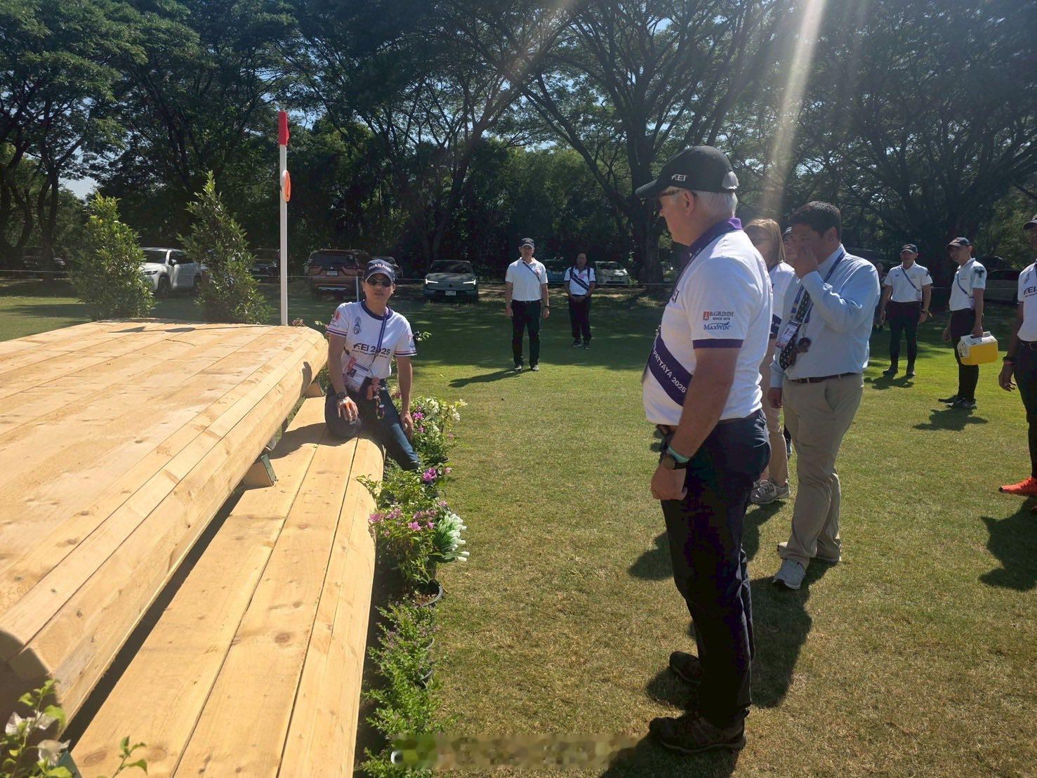 王室王室泰国王室镇宅2025年11月30日，镇宅视察下个月马术比赛将要使用的场