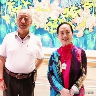张金玲与老公张正一同参加活动，从照片上瞧，夫妻俩都显老了，比前几年苍老了许多。