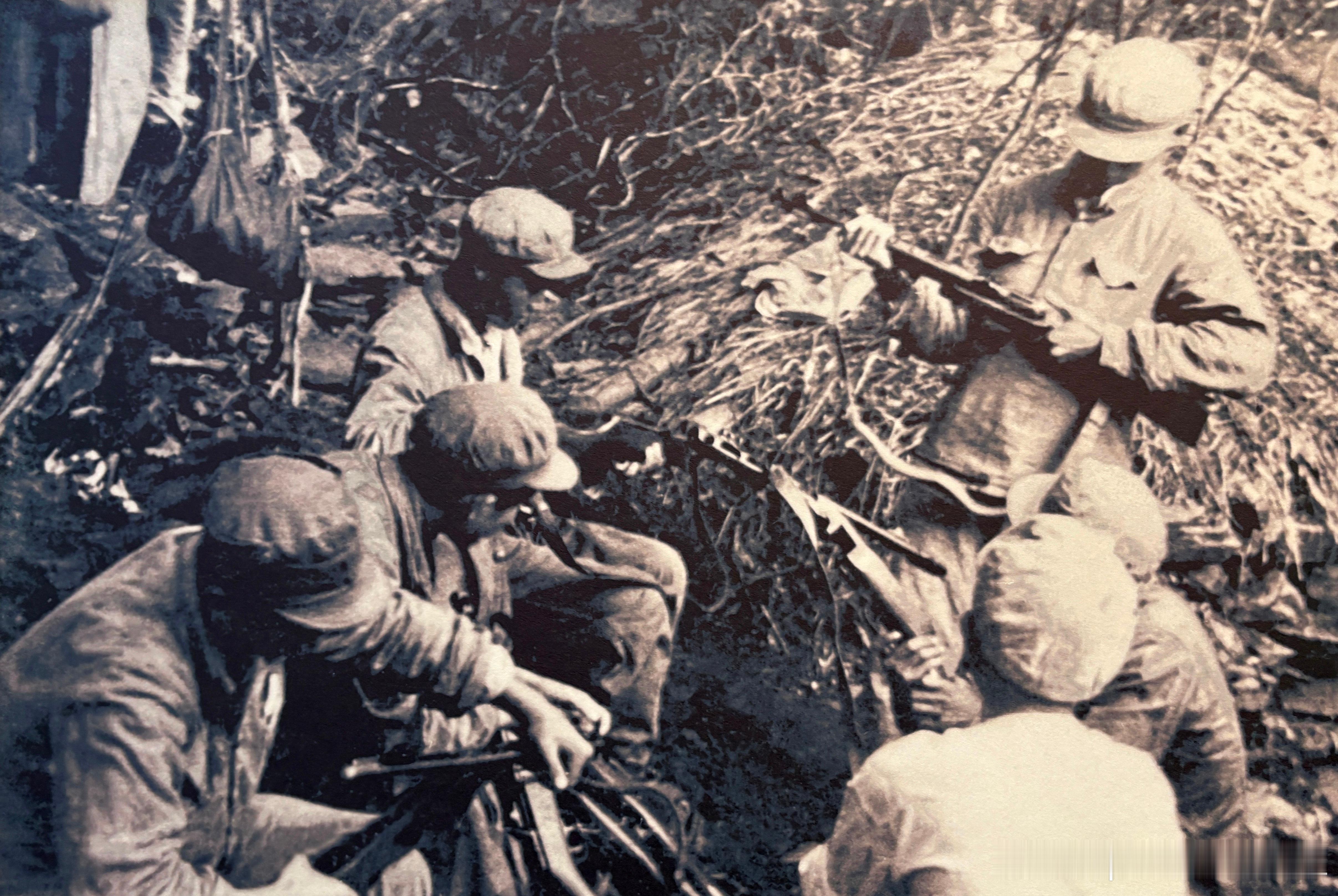 1951年志愿军战士擦拭保养新换装的苏式轻武器军事历史全触达​​​