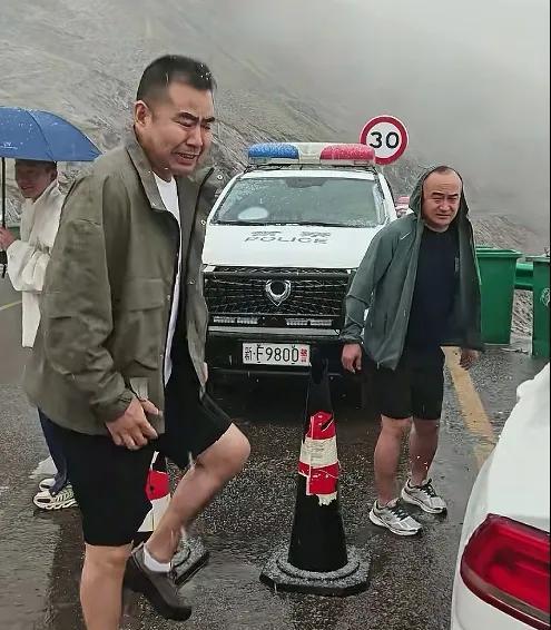 反差萌！伊昭公路大雪纷飞，短裤大哥蹦跳取暖被冻得直哆嗦。而胶州此刻正被三十多度