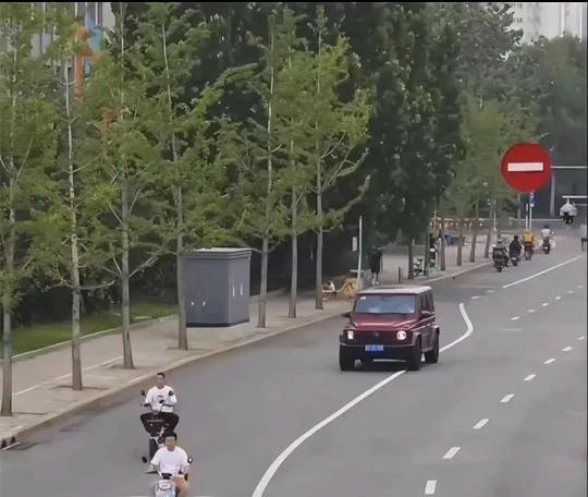 听说王楚钦被举报了，他开车压实线了仔细看了新闻发的图片，是不是后面过去的