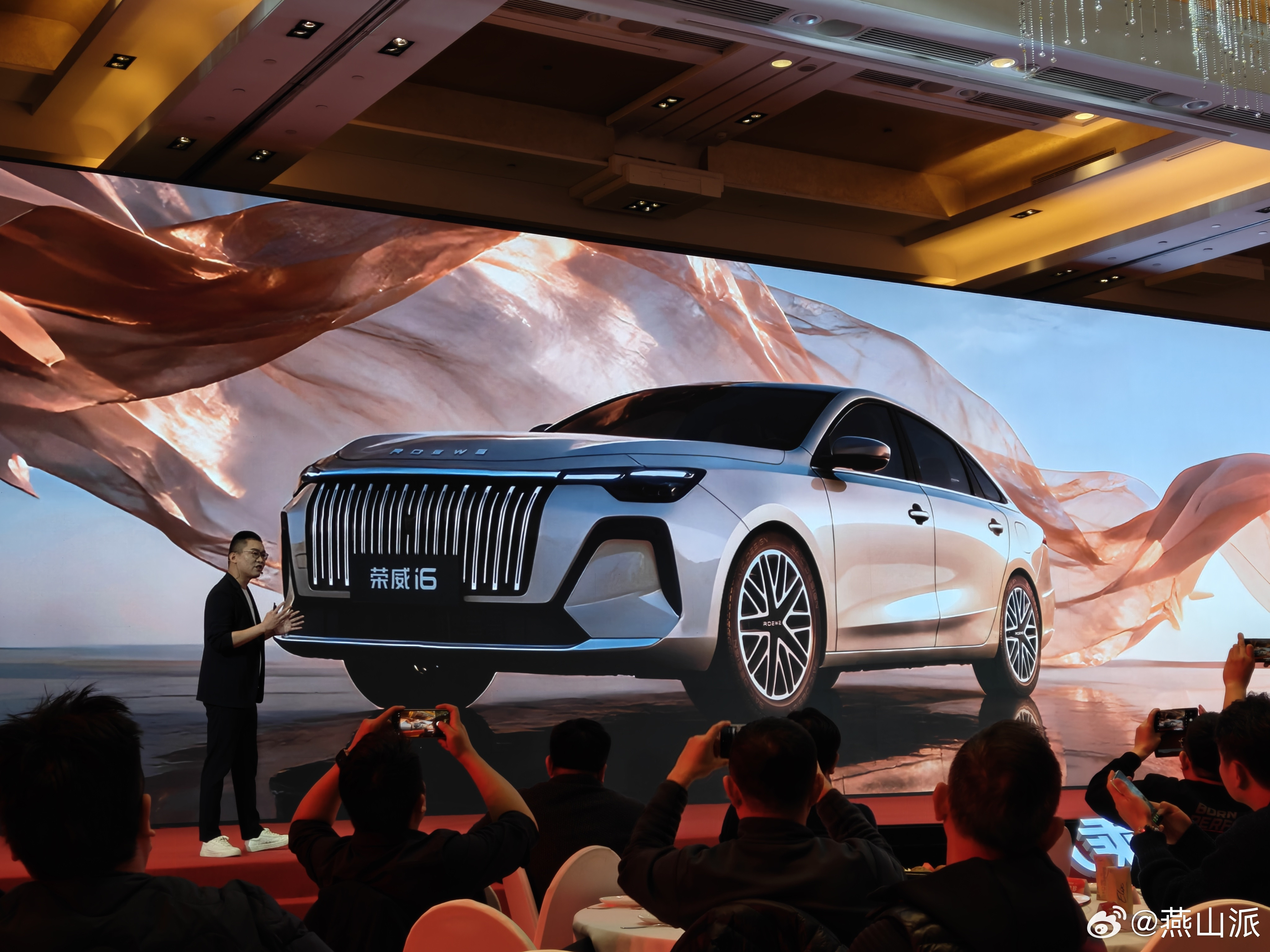 荣威全新i6将会在4月上市大概配置：轴距2.7米，得房率85%1.