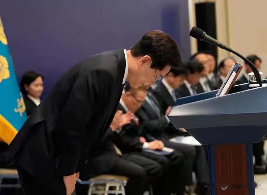 李在明最悲催的记者会：支持率跌至谷底，往日的轻松与幽默不见了！9月18日，韩
