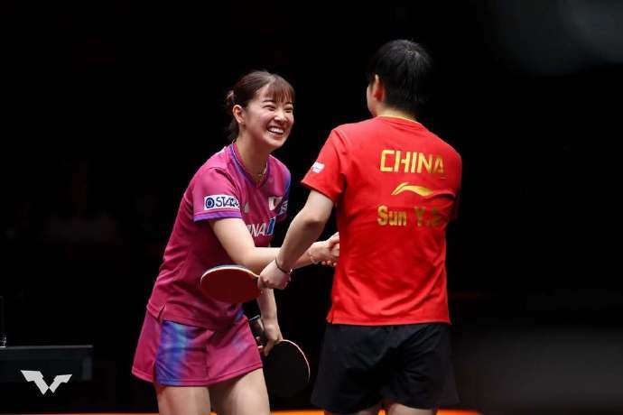 长崎美柚晒与孙颖莎握手照结束WTT总决赛征程，长崎美柚更新社媒，晒出与孙颖莎的
