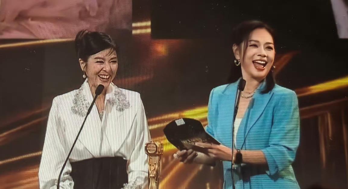 陈松伶米雪同框，一个穿蓝色一个穿白色，你们觉得谁更美？一眼看去，我觉得陈松伶