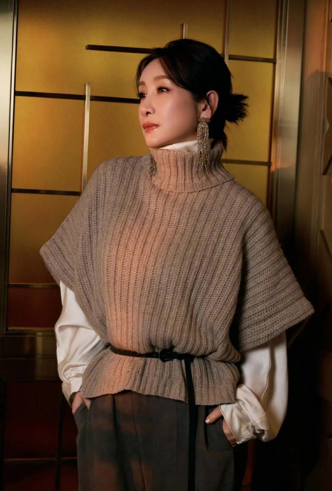 秦海璐的穿搭真的永远长在审美点上！燕麦色针织背心+白色衬衫袖口，慵懒又温柔✨