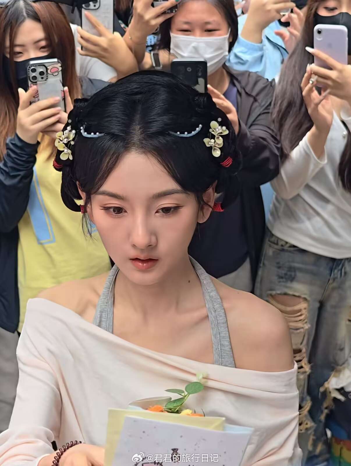 宋祖儿最新路透，瘦到瘦骨嶙峋了