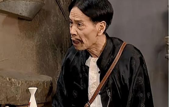 “八嘎，把这两个假意和皇军合作的混蛋，拉下去和那些八路一起枪毙！”台上，鬼子头子