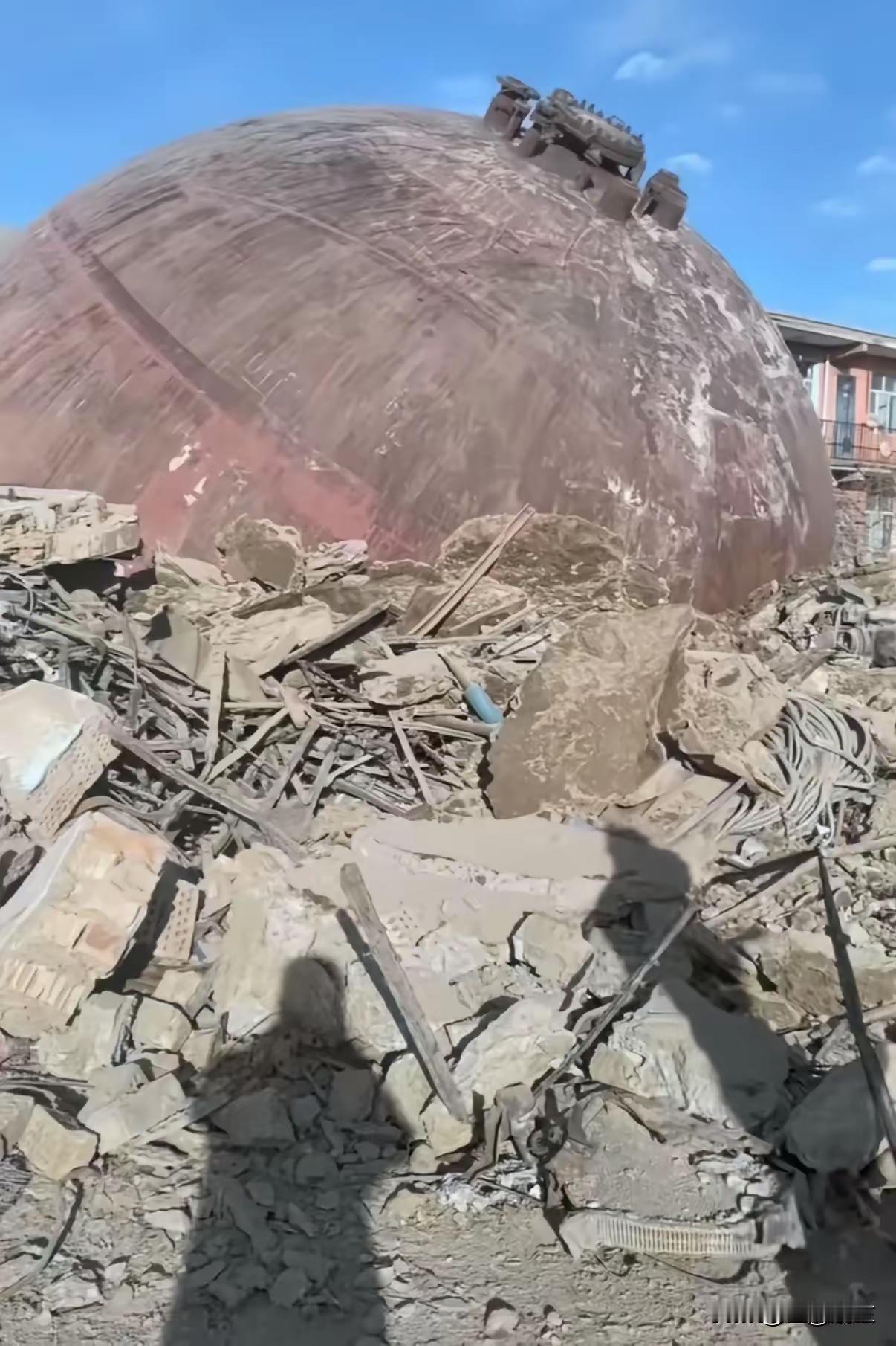 包钢这次爆炸的威力有多大？​看看这个被炸到几公里之外的大铁球就知道了。1