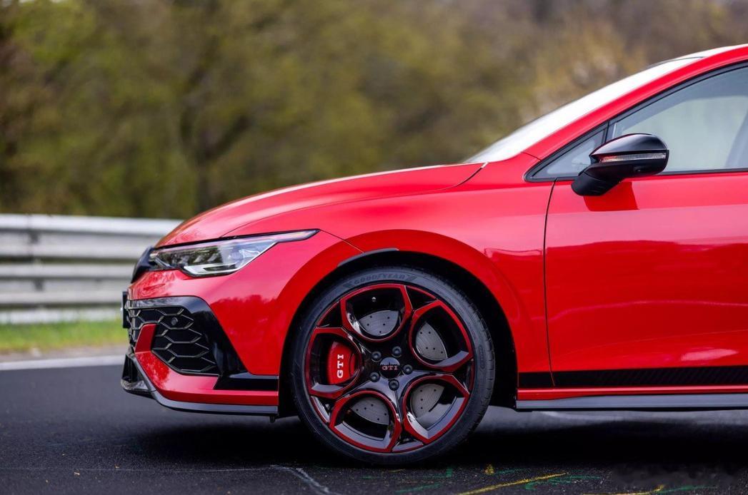 【性能再进化！大众推出50周年特别版高尔夫GTI】为庆祝GTI诞生50周年，大众