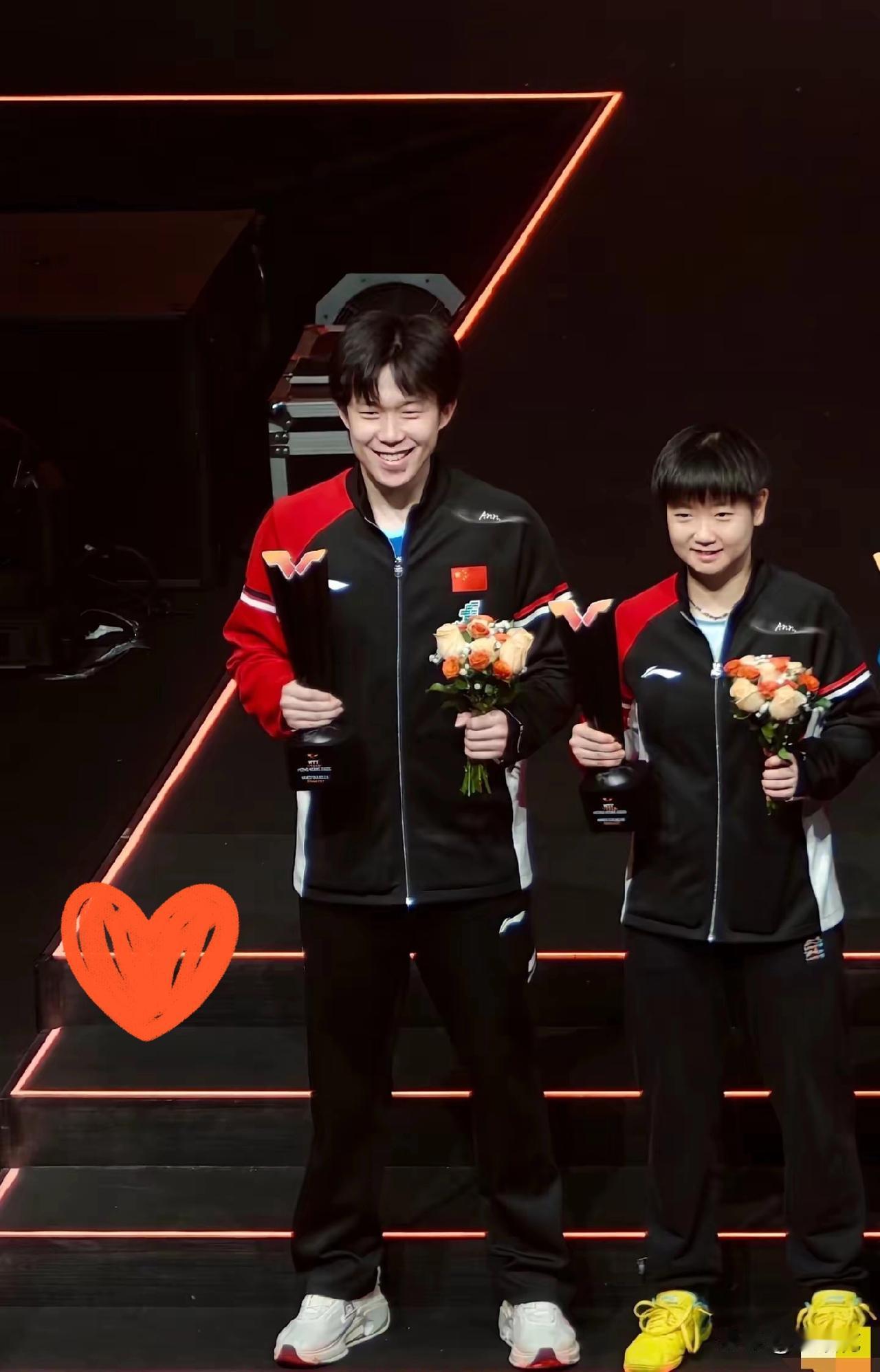 莎莎崴脚退赛不意外，一小时后带伤返场打混双才真的戳中所有人的泪点！密集赛程连轴转