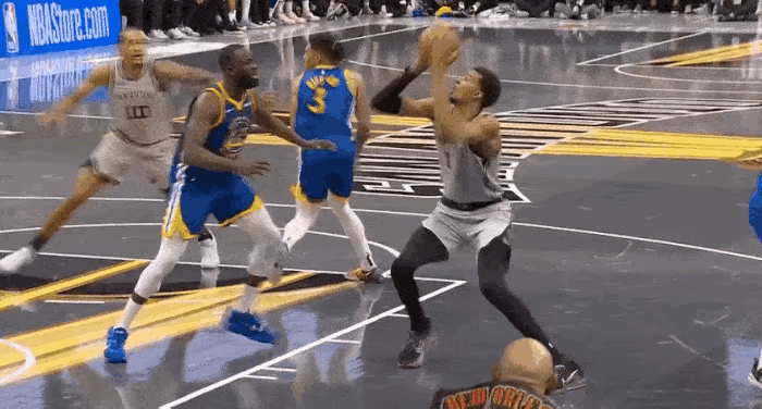 我怎么看着有点抬腿踢人的动作[捂脸哭]