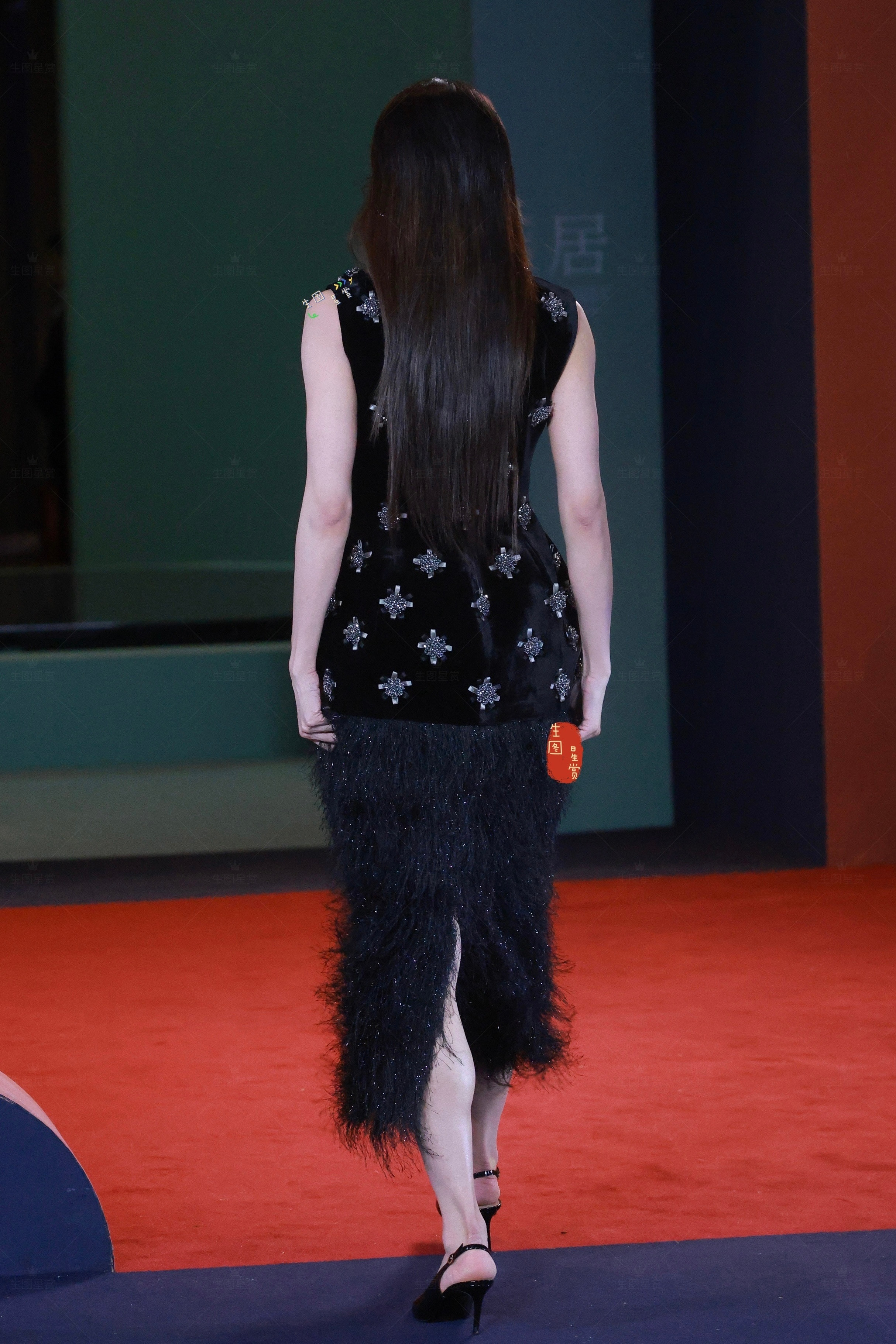 舞者孟庆旸，新中式气质突出上城士非遗巡游展红毯生图直出