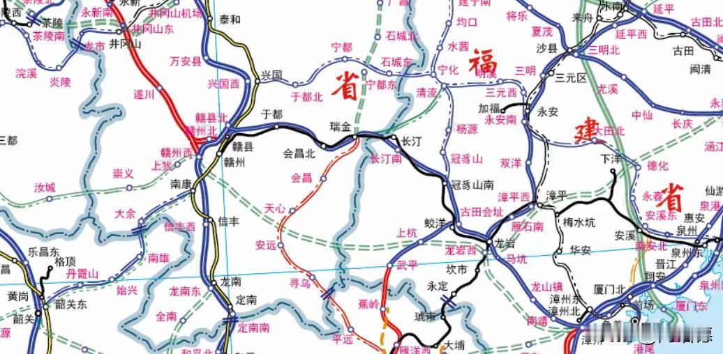 在我看来，赣龙厦高铁站接人赣州西站比较合理，因为南昌至赣州高铁经过赣州西，长沙至