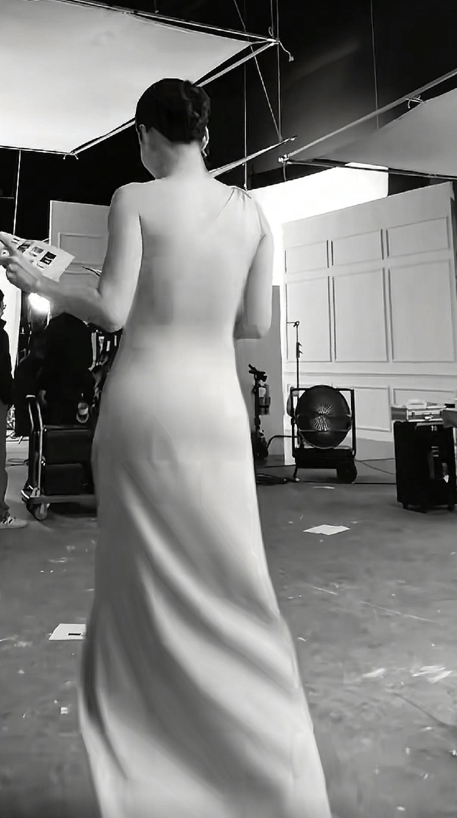 张柏芝换造型，穿吊带也不像少女！2月26日，张柏芝晒出春节开工以后的新造型，