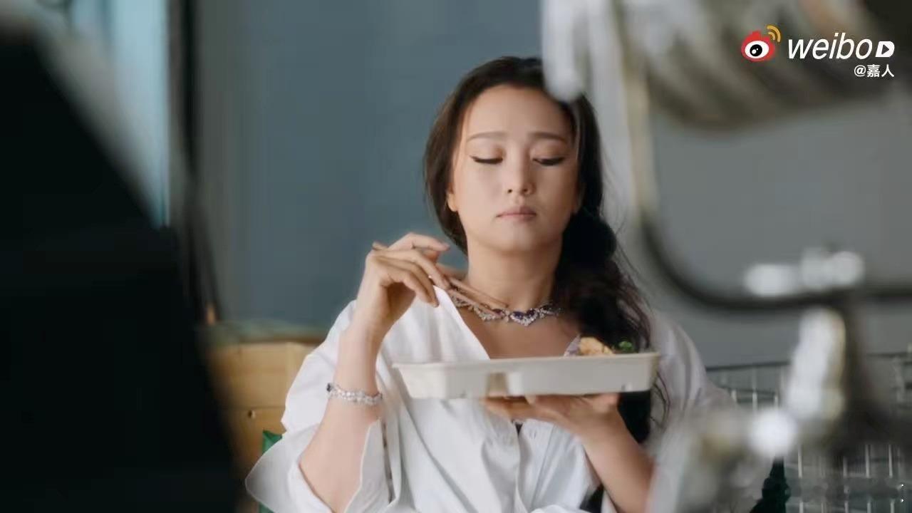 巩俐端着盒饭吃饭好萌巩俐端盒饭的姿势好可爱我真的是觉得巩俐端着盒饭吃饭好萌，以
