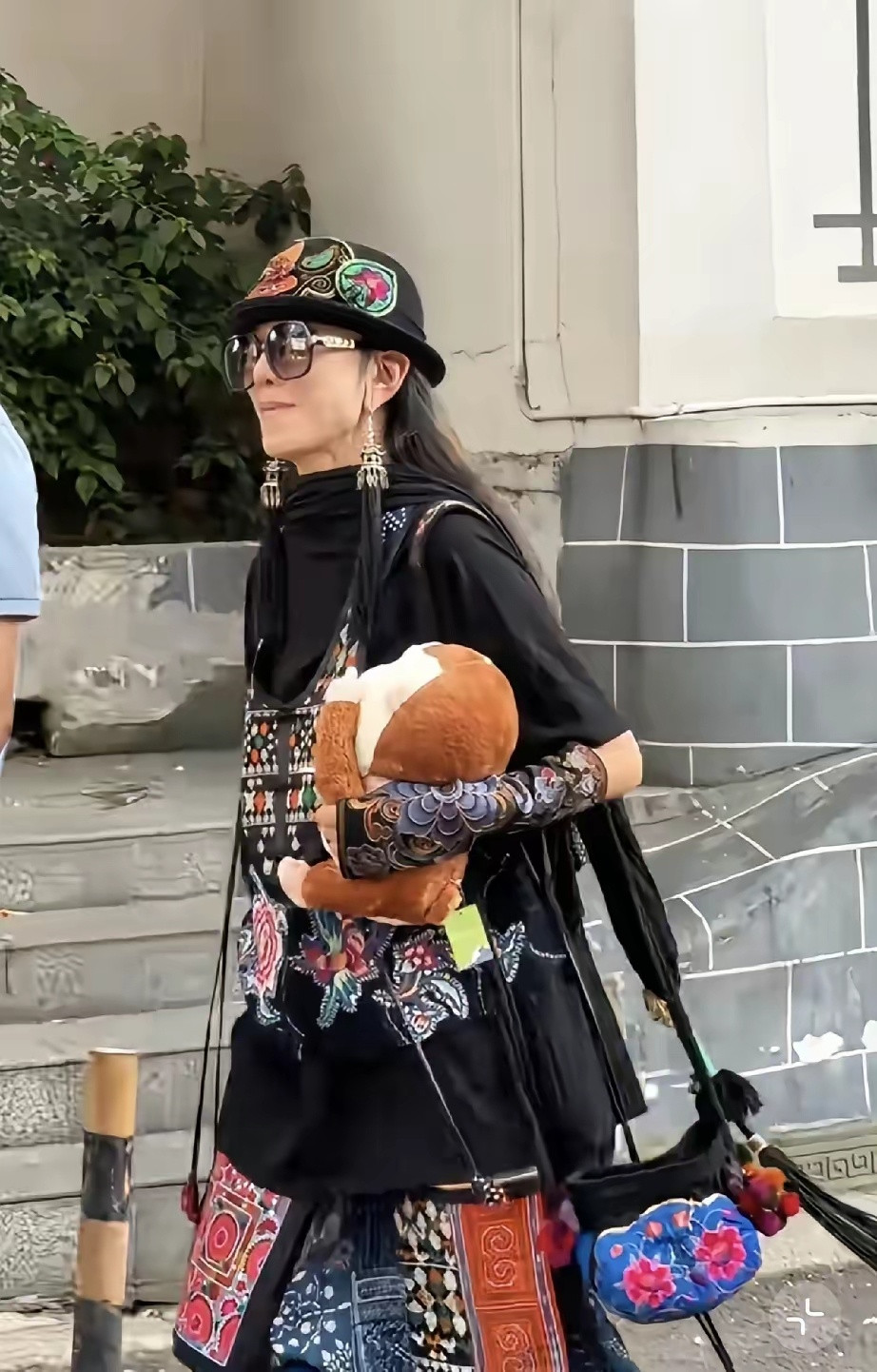 7月18日，杨丽萍现身贵州好吃街闲逛，打扮好奇葩，脚上的鞋子看着有15厘米厚，留