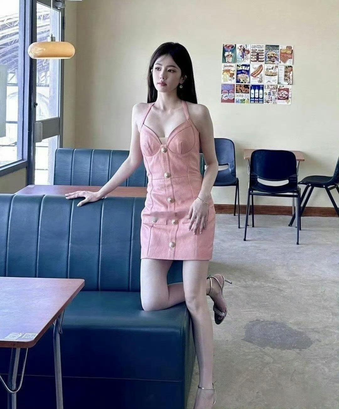 白鹿被扒没身材，但现在就是流行这种身材，首先是瘦然后是直角肩再是腿长腿细。