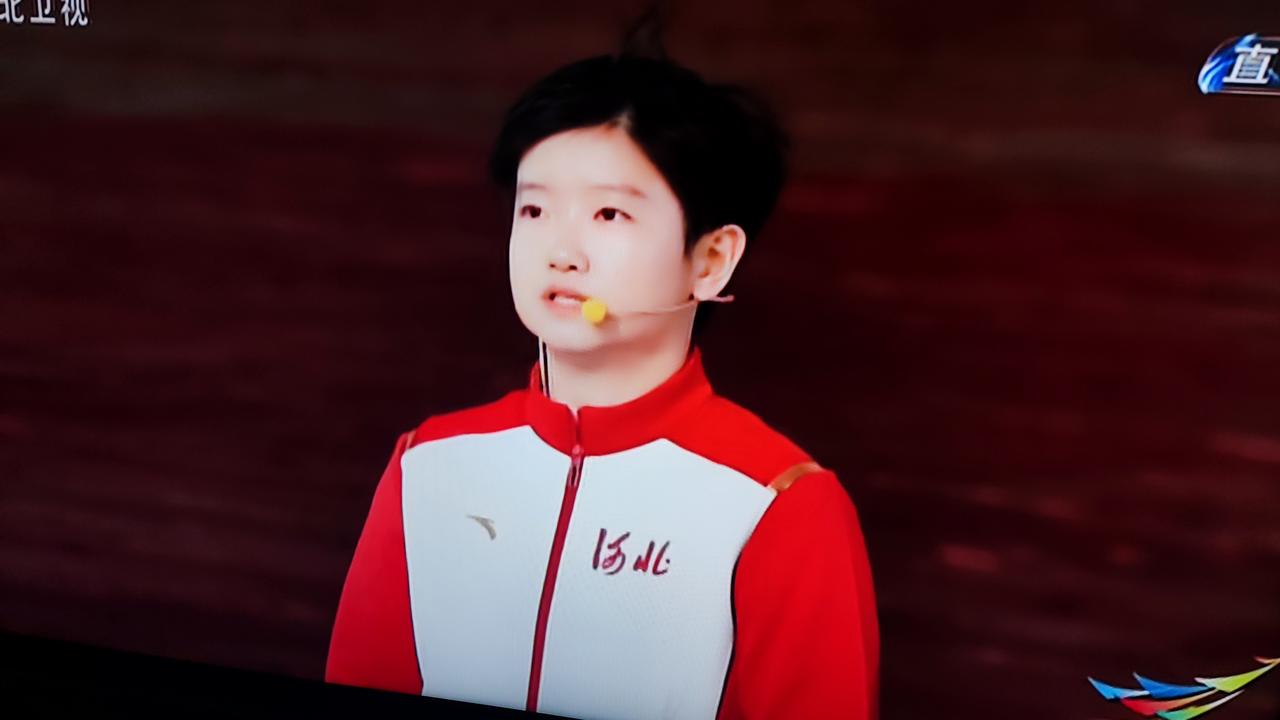 彩排现场这一幕太让人动容✨孙颖莎认真丈量步伐、反复熟悉火炬传递路线，一丝不